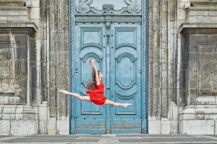 Danseuse classique saut devant l'Église de Saint-Just