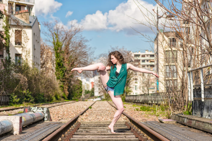 danseuse avec un chemisier vers sur la petite ceinture à paris