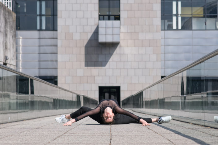 danseuse habillé de noir effcetuant un écart à la cité des sciences de paris