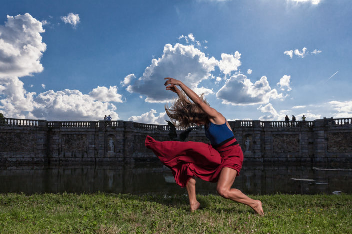 Danseuse justaucorps bleu jupe rouge en mouvement devant le chateau de fontainebleau