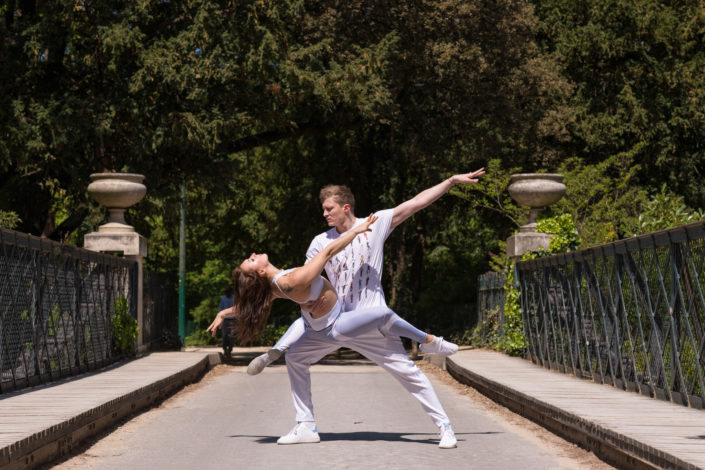 duo de danseurs effactuant un porté sur un pont de l'ile des amoureux