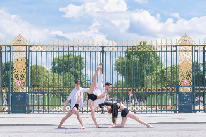 trio de danseurs davant les grilles du jardin des tuileries à paris