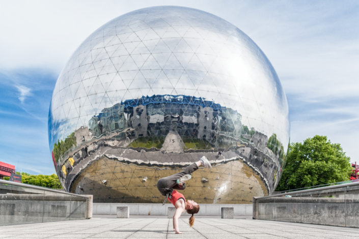 danseuse hiphop effectuant un freeze devant la geode