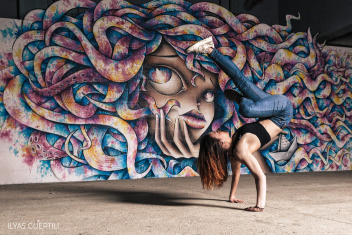 danseuse hiphop effactuant un freeze à la cité de la mode de paris