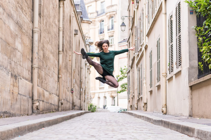 saut dans une rue pietonne parisienne