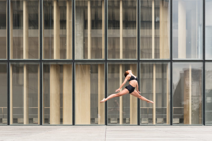 danseuse sautant devant le batiment de la bibliotheque francois mitterrand