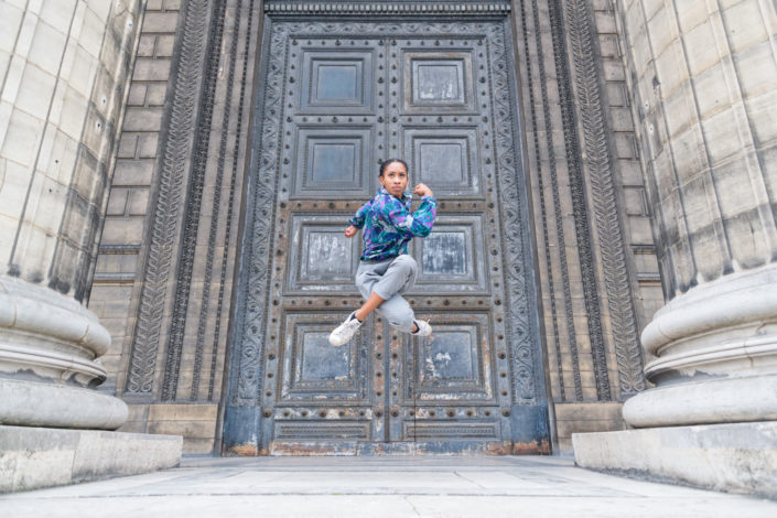 danseuse qui saute devant la grande porte de la madeleine