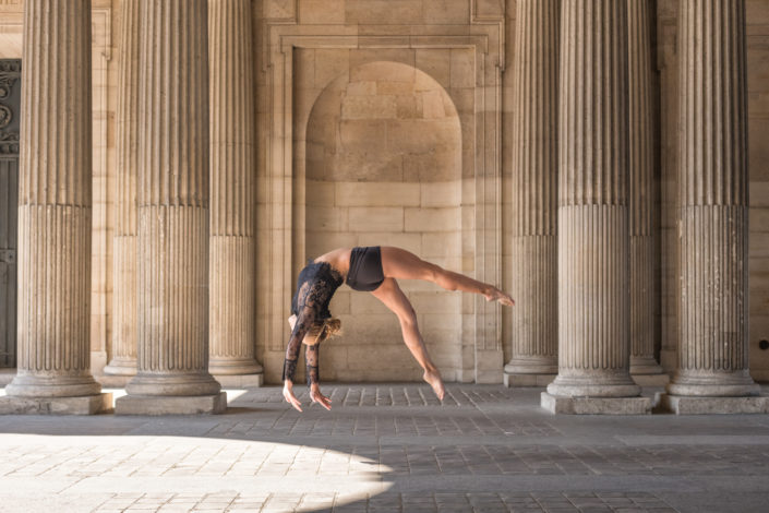 gymnaste effectuant un salto arriere au carre du louvre