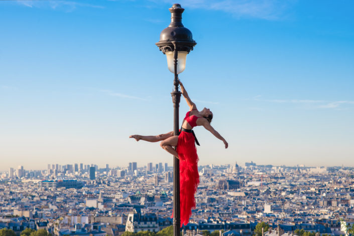 danseuse aerienne sur un reverbere parisien