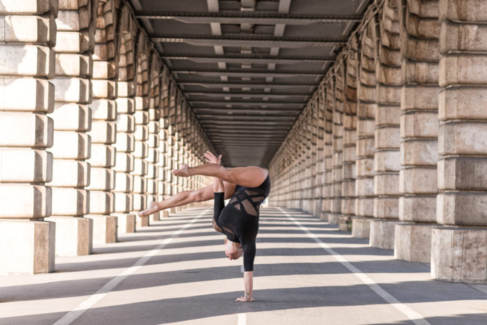 gymnaste effectuant un handstand sur le pont de becy