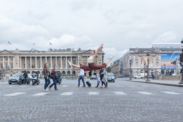 saut sur un passage pieton vers la concorde