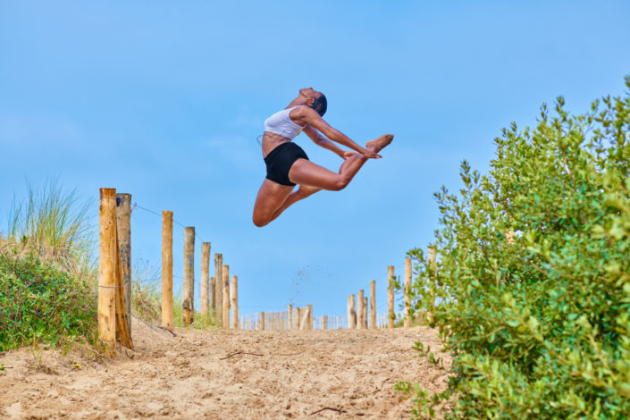 Danseuse en short saute sur une plage vendéenne