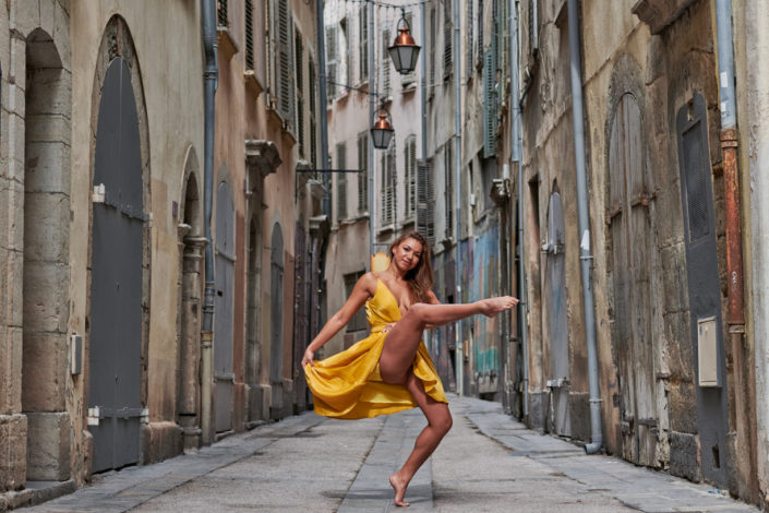 Danseuse contemporain dans une ruelle du vieux toulon