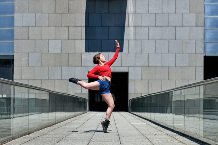 Danseuse contemporain sur pointe à la cité des sciences à paris