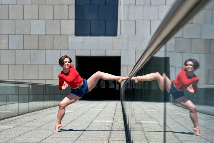 Danseuse contemporain en ecart à la cité des sciences à paris