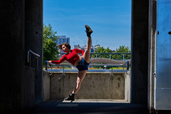 Danseuse contemporain en battement à la cité des sciences à paris