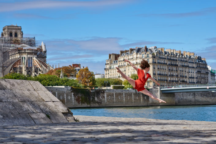 Danseuse contemporain saute sur les quais de seine à paris