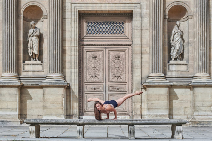 Danseuse contemporain en equilibre au carré du louvres à paris