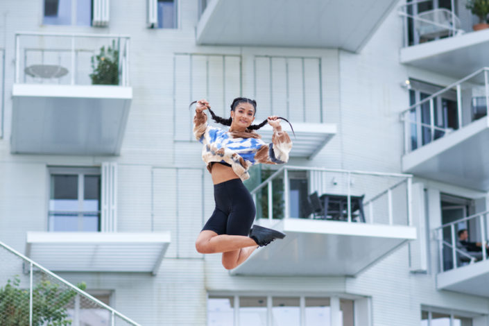 Danseuse contemporain saute devant l'arbre blanc à montpellier