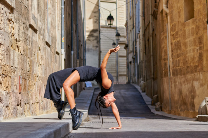 Danseuse contemporain en pont dans une ruelle de Montpellier