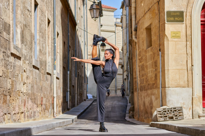 Danseuse contemporain en equilibre sur une jambe à Montpellier