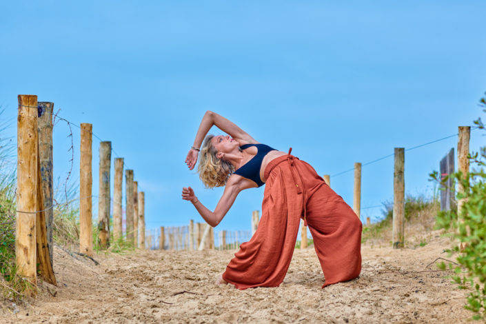 Danseuse contemporain sur une plage vendéenne