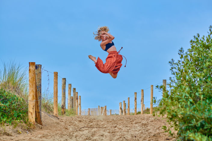 Danseuse saute sur une plage vendéenne