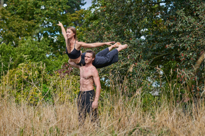 couple d'accro dans le jardin botanique à paris