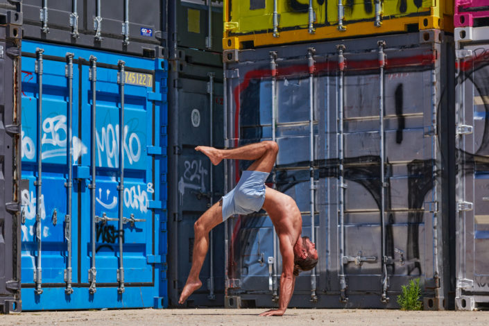 Yogi en pont autour de conteneur