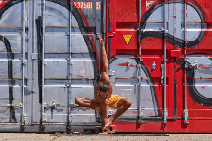 Yogi sur une main autour de conteneur