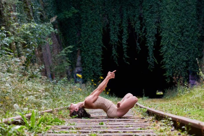 yogi sur la petite ceinture voie ferrée abandonnée à paris