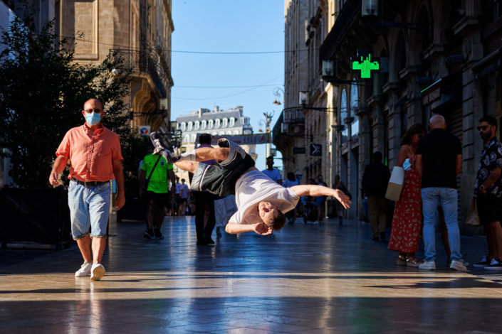 Danseur hiphop en acrobatie rue sainte catherine à bordeaux