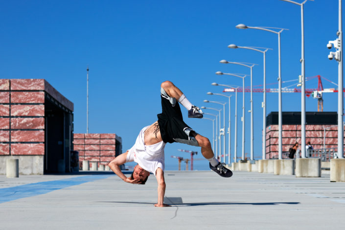 Danseur hiphop qui freeze à Bordeaux dans un parking