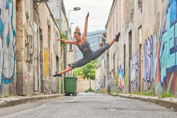 Danseuse contemporain saut dans une ruelle pres de bordeaux st charles