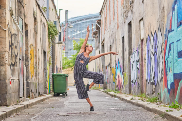 Danseuse contemporain en retiré dans une ruelle près de la meca à bordeaux