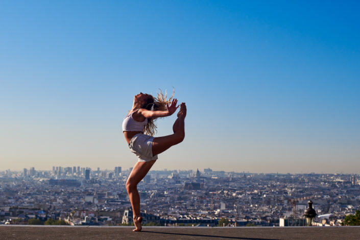 Danseuse contemporain en arabesque devant le sacré coeur à montmartre à paris